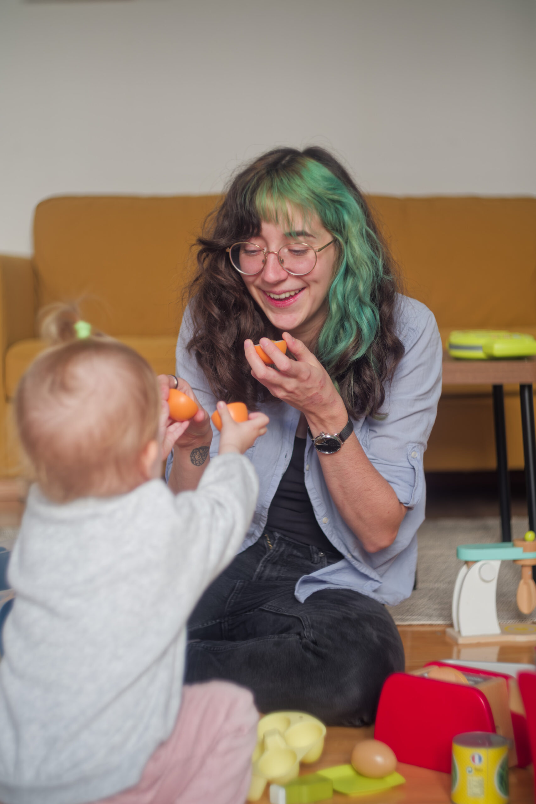 Logopädin Anna bei der Therapie in der Praxis Schnatterbande