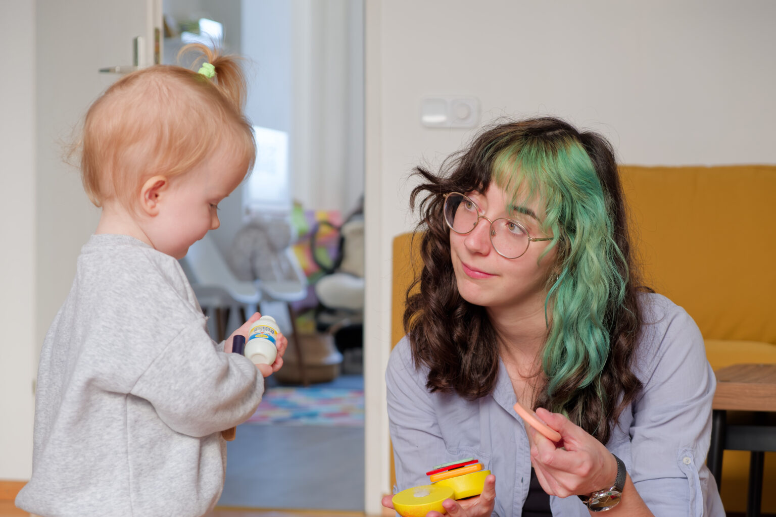 Logopädin Anna Banach bei der Therapie