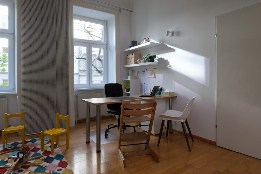 Schreibtisch im Therapieraum für Logopädie
