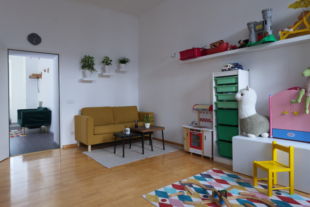 Gesprächsbereich mit Sofa im Therapieraum