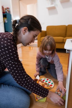 Alethea Stattman bei der logopädischen Therapie